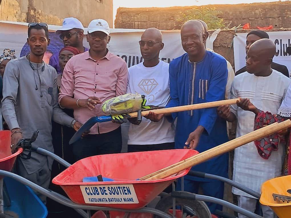 Kayes : Le Mouvement An Biko soutient le Club de Soutien à Fatoumata Batouly Niane avec du matériel d’assainissement